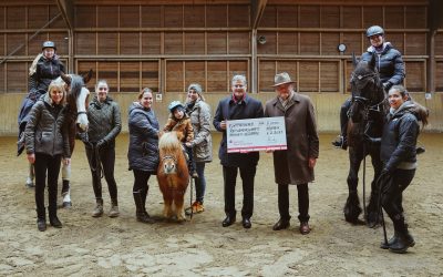 Sparkasse spendet für Therapeutisches Reiten